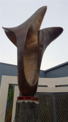 Duże brązowane kute rzeźby metalowe Logo na zewnątrz Metalowe posągi ogrodowe