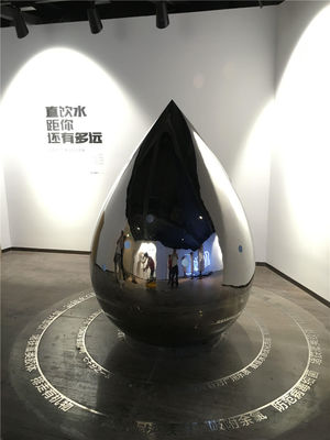 Niestandardowa metalowa zewnętrzna abstrakcyjna rzeźba Lustro ze stali nierdzewnej Rzeźba kropli wody