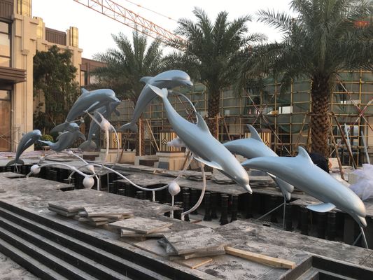 Grupa delfinów ze stali nierdzewnej Metalowe rzeźby zwierząt Dekoracja basenu Błękitna farba
